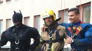 Från v. Eppu Vilpponen, Arttu Nyman och Christoffer Forsman agerade hjältar för en dag. Batman, en brandman och Stålmannen poserar efter att de klättrade på Barnklinikens vägg i Helsingfors inför julen 2015.