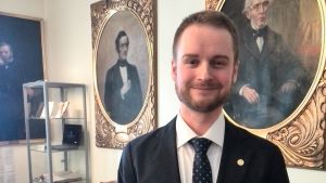 Tom Lönnroth på Hypo tror att planläggning av mer tomter löser problemet med att det byggs för lite bostäder. Tom Lönnroth, bostadsfinansieringschef, Finlands Hypoteksförening Hypo.