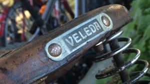 En original Veledasadel tillverkad av bröderna Isringhausen i tyska Bielefeld Cykelsadel, Veleda 1941