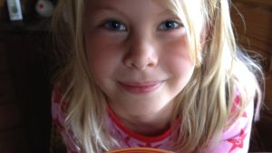 Så här glad blev Matilda efter att hon hade besegrat mig i luffarschack. morgonmål