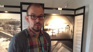 Forskare Bengt Selin är nöjd med den nya utställningen. Forskare Bengt Selin på Åbo slott.