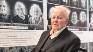 Eino Auvinen skadades tre gånger under kriget. 93-årige Eino Auvinen på utställningen Viimeiseen mieheen, till siste man.