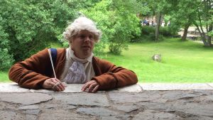 Ingemar Raukola spelar en beskäftig och lustig greve Armfelt Ingemar Raukola som greve Armfelt