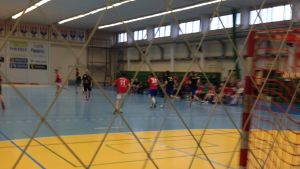 Inne i bollhallen ska det finnas många utställare. De övriga får använda parkeringen utanför. Skolhandboll i bollhallen i Karis.
