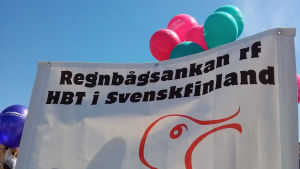 Svenskspråkiga representeras på Pride. Bilden är från 2014. Regnbågsankans banderoll under Helsinki Pride 2014