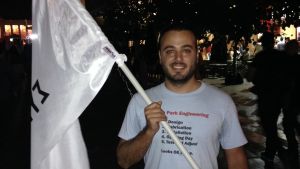 Nikos är hoppfull efter Syriza-segern. Nikos är hoppfull då Syriza segrade i Greklands parlamentsval den 20 september 2015.