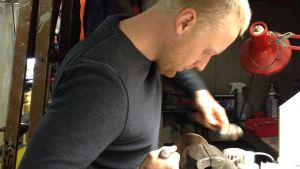 Tony Roos fixar till splinten som skall åter låsa bakaxeln Hangö Scooter Klubb