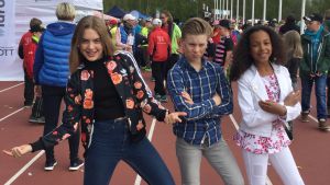 Daniela, Felix och Sandra sjöng "varför bryr jag mej" på stafettkarnevalens stora scen "varför bryr jag mej" - hajbolåtens sångare