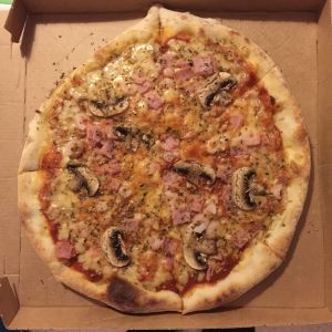 Pizza Capricciosa, kuollein katkaravuin koristeltuna. Jee! Laatikossa (kansi auki) oleva (Kotipizzan) Pizza Capricciosa päältä kuvattuna. Firman nimeä ei näy
