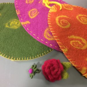 Andra tovade produkter av Lee Esselström Tovade produkter: sittunderlag, ring och rosenbrosch