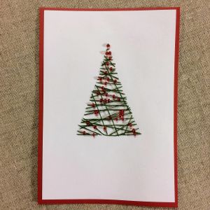 En julgran med röda kulor blir också ett läckert motiv. Julkort med granmotiv