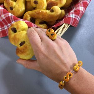 Käsi, sahramipullia ja sahramipullakoruja