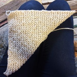 Testa om du har en kvadrat genom att vika upp det nedrehögra hörnet mot det övre vänstra hörnet. Rätstickad kvadrat uppvikt från hörn till hörn.