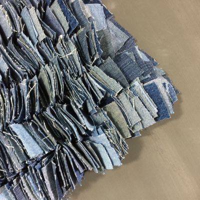 Ett hörn av en matta gjord av jeanslappar
