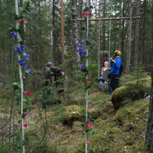 Tuhkimotarinoiden Nanna metsässä kuvattavana loppuhuipennuksessa