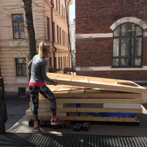 Esiintymiseen kuuluu paljon sellaista valmistautumista, jota yleisö ei näe. Tanssija Minna Tervamäki kantaa seinäkkeitä näyttämölle illan esitystä varten. Minna Tervamäki siirtää kulissiseiniä auton lavalla.