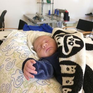 En nyfödd Charlie fick ibland följa med mamma till jobbet. Här tar han en tupplur i studion, endast sex dagar gammal. En nyfödd Charlie fick ibland följa med mamma Elin Sandholm till jobbet. Här tar han en tupplur i studion, endast sex dagar gammal.