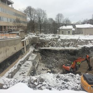 En stor grop där sprängningsarbeten gjorts. Två grävskopor finns i gropen.