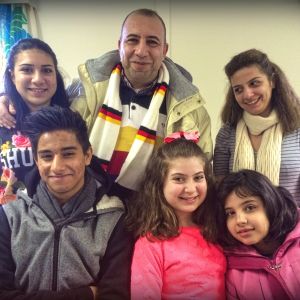 Övre raden från höger: Joud Azar, Elias Azar och Selina Celin. Nedre raden: Wael Almasre, Crestell Azar och Ola Almasre. Crestell Azar och Ola Almasre är nya ålänningar