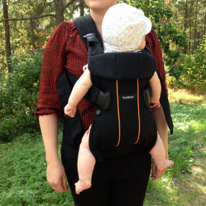 BabyBjörnissä lasta voi kantaa kasvot aikuisen rintaa vasten... Vauva kantorepussa.