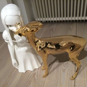 Golden Sacrificial Deer (2016). Ett verk av Simonsson som vi har vant oss vid att se. Kim Simonsson: Golden Sacrificial Deer (2016)