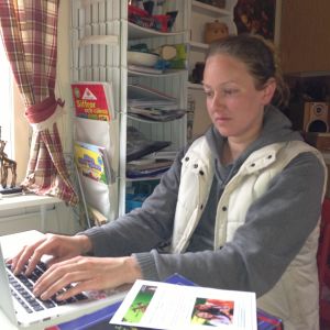 Sara Hellsten har skrivit sin pro gradu-avhandling om mobbning. sara hellsten sitter vid sin dator