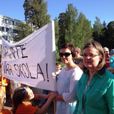Tessjö skola protesterar mot stängning av skolan.