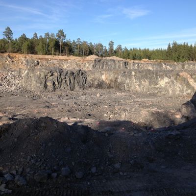 Företaget Rudus bryter berg i industriområdet Joddböle i Ingå.