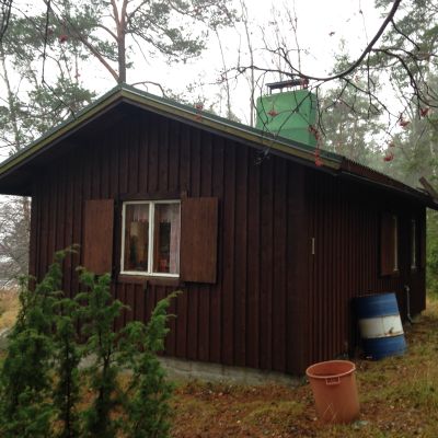 Stugan på Fårbässen i Ekenäs skärgård där Kjell Österberg trivs