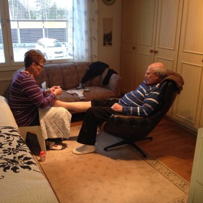 Carita Malin sköter sin man Eriks fötter, Erik är diabetiker.