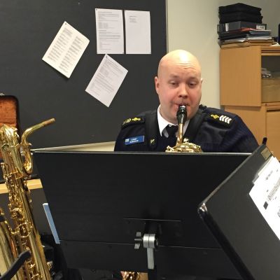 Saxofonisten Conny Sundman har tränat en hel del inför julfreden där han är med i Flottans musikkår.