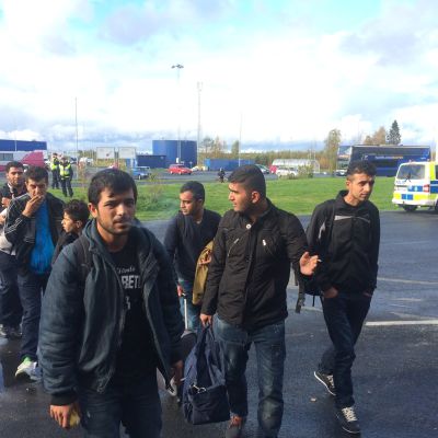 Asylsökande kommer över gränsen till Finland