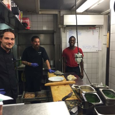 Köksarbetare jobbar på i restaurang Blanko i Åbo.