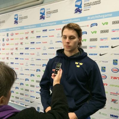 Adrian Kempe intervjuas på junior-VM i Helsingfors.