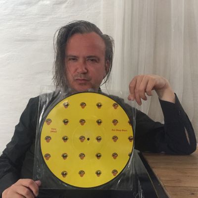 Jori Hulkkonen poseeraa Pet Shop Boys -levy edessään.