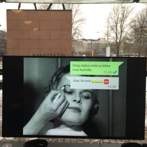 Jasmina Kautan #InstaQueens monitorissa. Oi maamme! -näyttely Kiasmassa, avajaiset 28.2.2017. Tehonrakentajat-ryhmä.Jasmina Kautan #InstaQueens monitorissa.