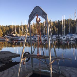 Kelluva nosturirakennelma Tampereen Jänissaaressa syyskesällä 2016