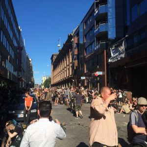 Kadunvaltaajat pysäyttivät liikenteen Lönnrotinkadulla lauantaina 15.8.2015 // Kuva: Juhani Kenttämaa / YleX