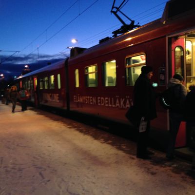 Pendlare hoppar på tåget på Sjundeå station.