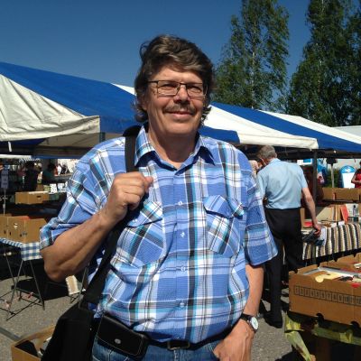 Nastolalainen dekkaristi Timo Sandberg Sysmän kirjakyläpäivillä.