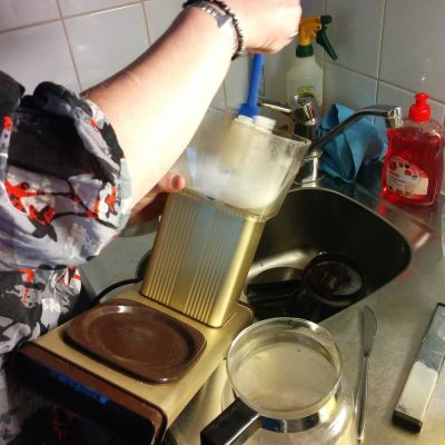Kahvinkeitintä pestään.