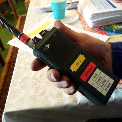 VHF-puhelin miehen kädessä.