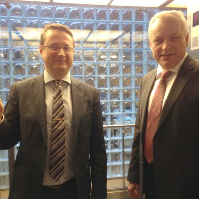 Kansanedustajat Mika Kari ja Kalle Jokinen Pikkuparlamentin hississä