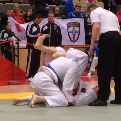 Kaksi miestä tatamilla ju-jutsu -ottelussa