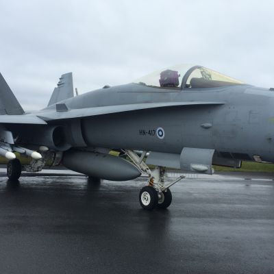Ilmavoimien Hornet-hävittäjä ilmataisteluohjuksilla aseistettuna.