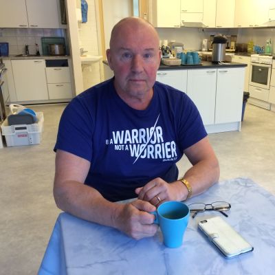 Päihdekuntoutuslaitos Helpin toiminnanjohtaja Markku Tiitinen istuu kahvilla uusissa toimitiloissa.
