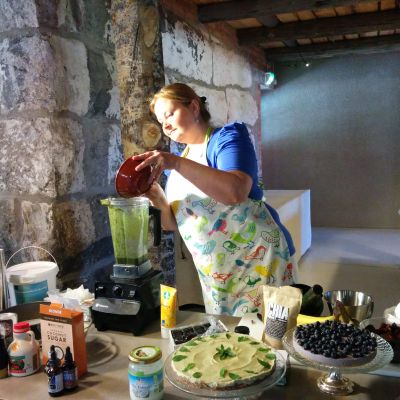 Satu Malinen valmistaa raakaruokaa.
