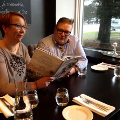 Aidosti juurella -reseptikirjan tekijät ovat tyytyväisiä uuteen kirjaansa.