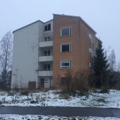 Pasunrintien hylätty kerrostalo Siilinjärven Harjamäessä