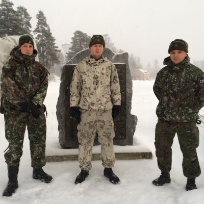 Varusmiehiä Onttolassa muistopatsaan edessä talviasuissa.